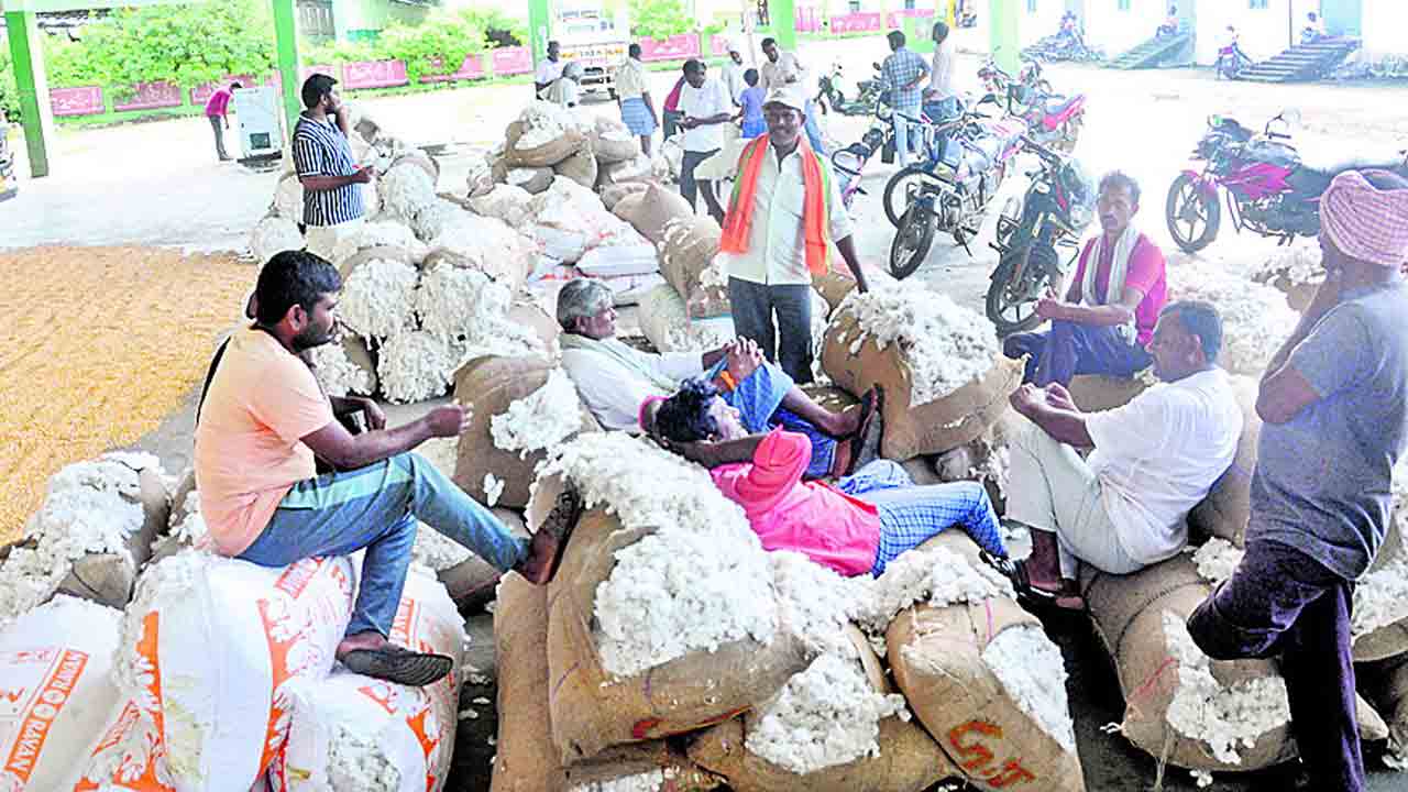 దిగుబడి రాకపాయె మద్దతు లేకపాయె..