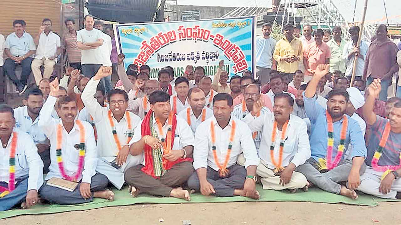 ఇండ్ల కూల్చివేతపై ఇంద్రవెల్లిలో నిరసనలు