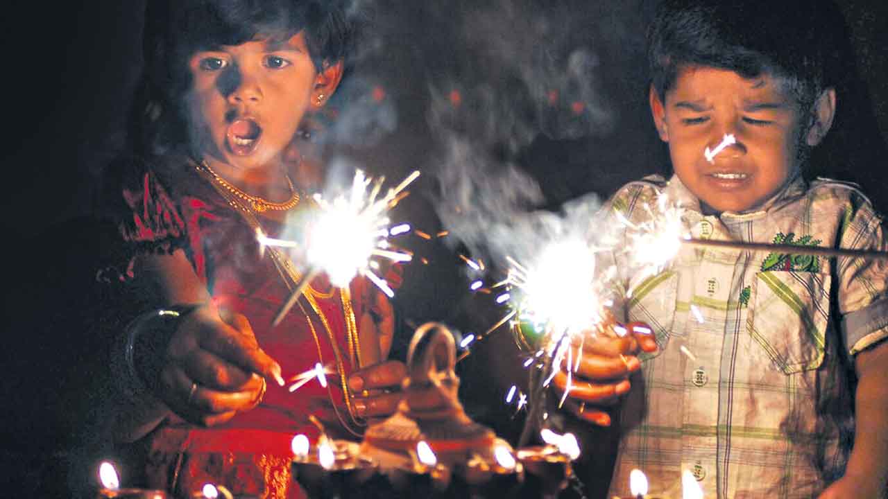 పటాకులతో జాగ్రత్త