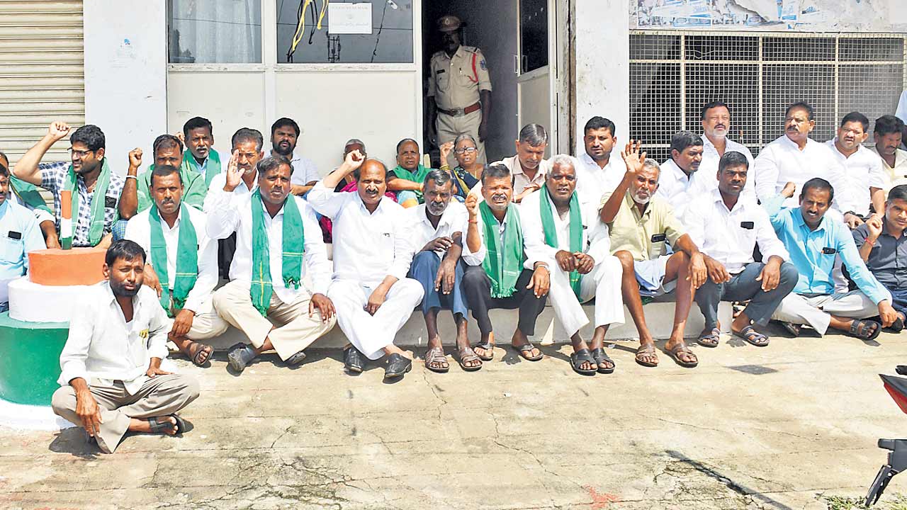 ట్రిపుల్‌ఆర్‌ అలైన్‌మెంట్‌ మార్చాలి