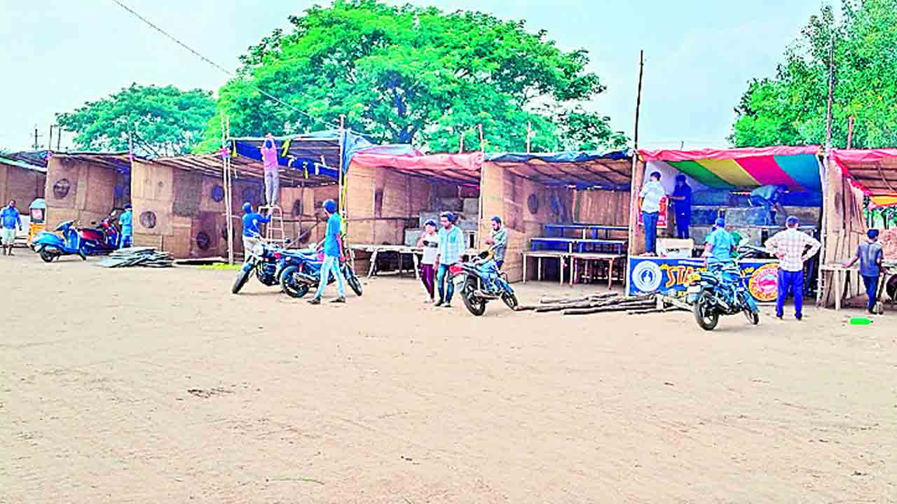 భూపాలపల్లిలో పటాకుల వ్యాపారం వారి కనుసన్నల్లోనే..