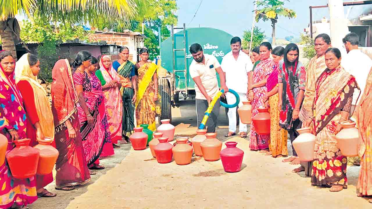 పండుగ పూట తాగునీటికి కటకట