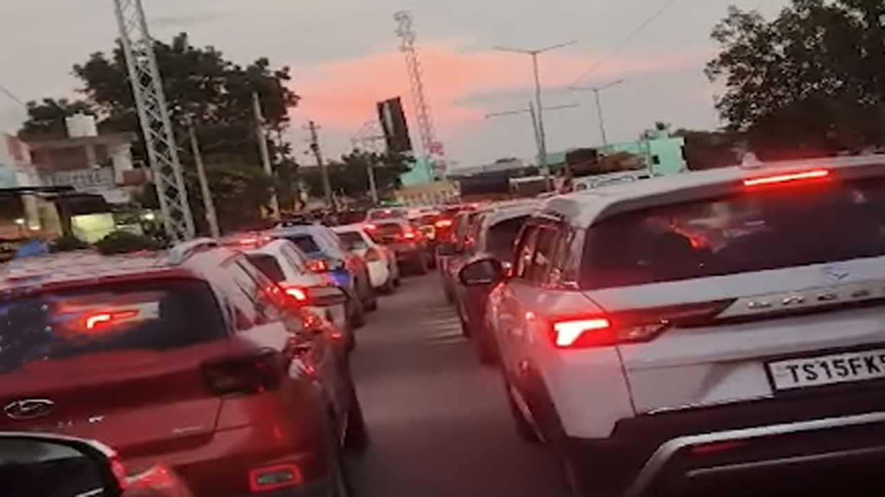 రాజీవ్‌ రహదారిపై వాహనాల రద్దీ.. దుద్దెడలో టోల్‌ ఫీ లేకుండానే వాహనాలకు అనుమతి!
