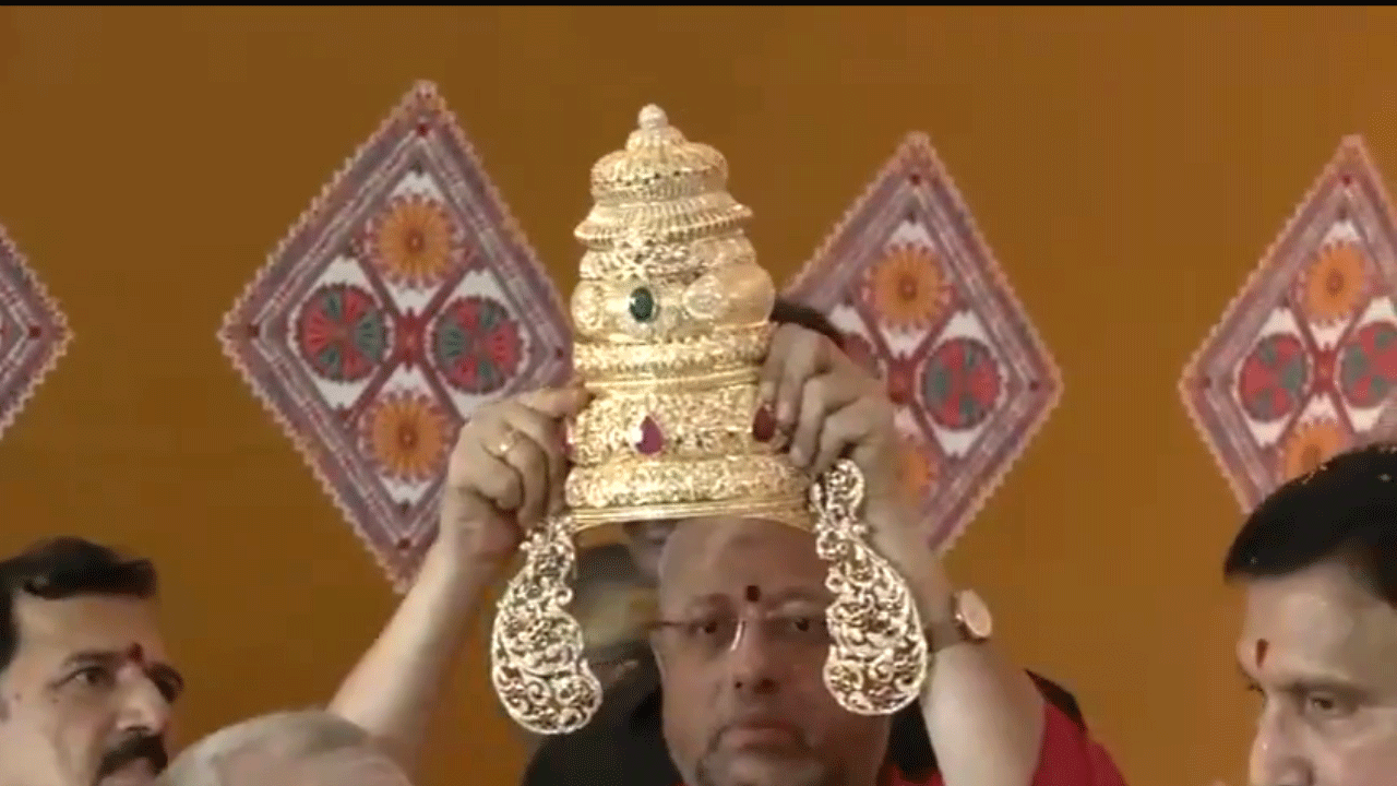 Goddess Kanaka Durga: వ‌జ్రాలు పొదిగిన కిరీటం క‌న‌క‌దుర్గ‌మ్మ‌కు గిఫ్ట్‌.. వీడియో