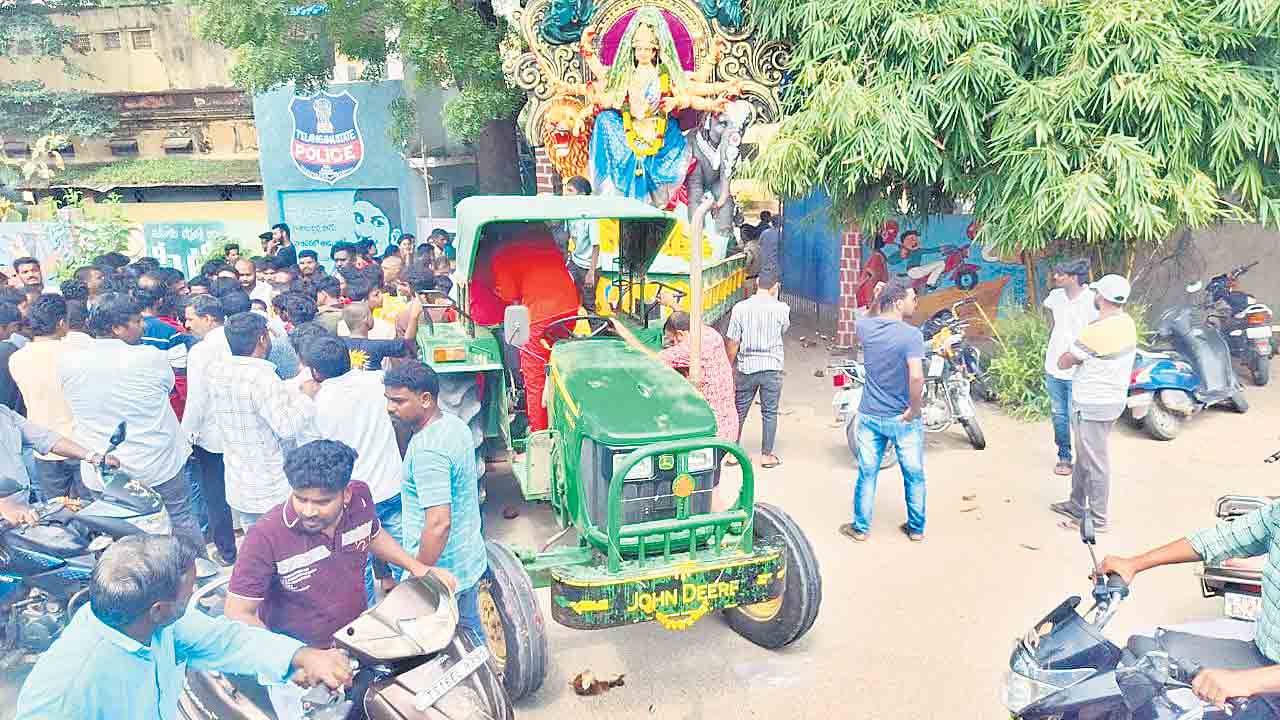 ఏసీపీ ఆఫీసు ఎదుట ధర్నా