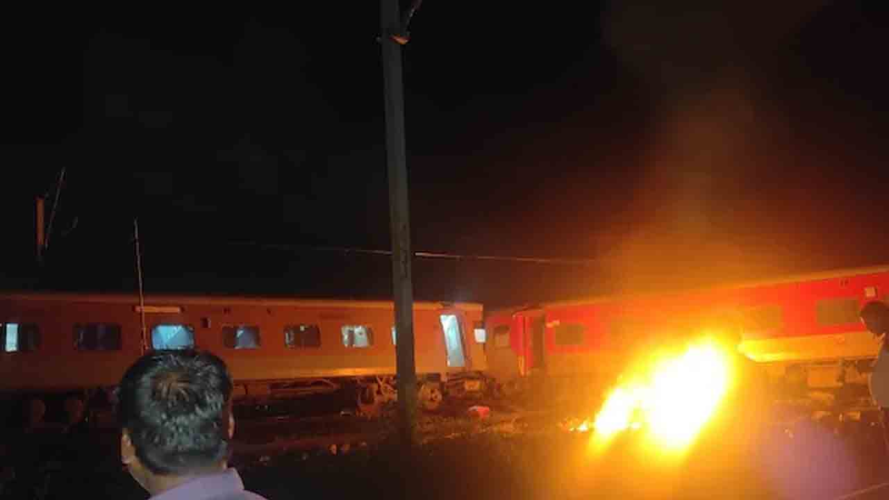 Mysore-Darbhanga Express | గూడ్స్ రైలును ఢీకొట్టిన ఎక్స్‌ప్రెస్ రైలు.. రెండు బోగీలు ద‌గ్ధం