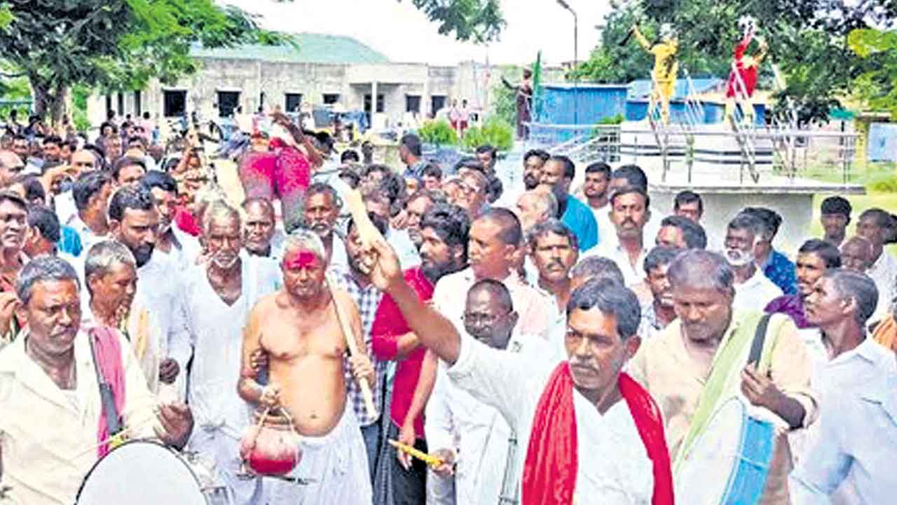 వరి గోస పడవడ్తిమి, భరోసా లేదాయే?