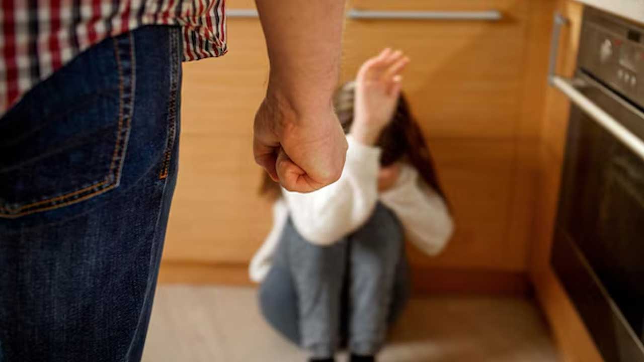 Choutuppal | నేను ఇంటికి వెళ్లను.. నాన్న రోజూ కొడుతున్నడు.. స్కూళ్లో దాక్కున్న విద్యార్థిని