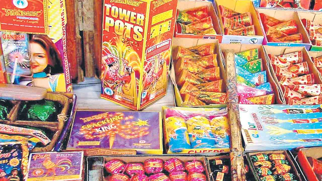 పటాకుల విక్రయ దుకాణాల లైసెన్స్‌ల కోసం 26లోగా దరఖాస్తు చేసుకోండి