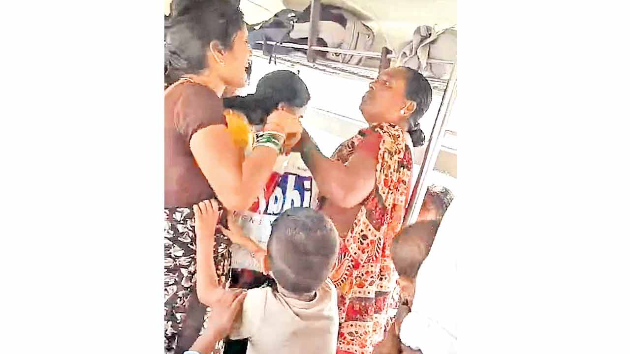 Mahalakshmi | సీట్ల కోసం సిగపట్లు.. ఆర్టీసీ బస్సులో ఆగని కొట్లాటలు