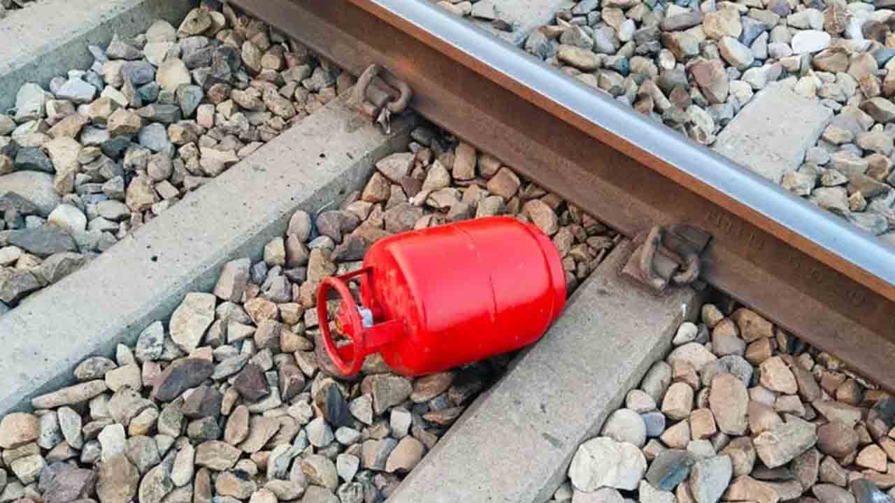 Gas Cylinder | రైలు ప‌ట్టాల‌పై గ్యాస్ సిలిండ‌ర్.. లోకో పైల‌ట్ అప్ర‌మ‌త్త‌తో త‌ప్పిన ప్ర‌మాదం