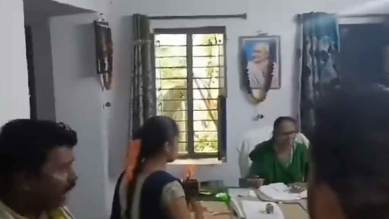 Gadwal | సర్టిఫికెట్లు ఇస్తేనే ఇక్కడి నుంచి కదులుతా.. తహసీల్దార్‌ కార్యాలయంలో యువతి నిర‌స‌న.. వీడియో