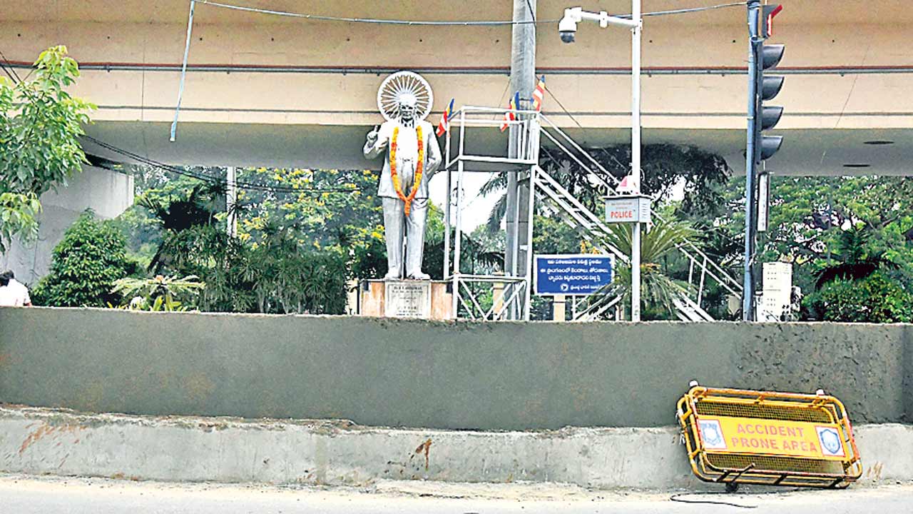 Ambedkar Statue | అంబేద్కర్‌కు అడ్డుగోడ.. ట్యాంక్‌బండ్‌పై ఆందోళల్ని అడ్డుకునేందుకే రేవంత్‌ సర్కార్‌ యత్నం!