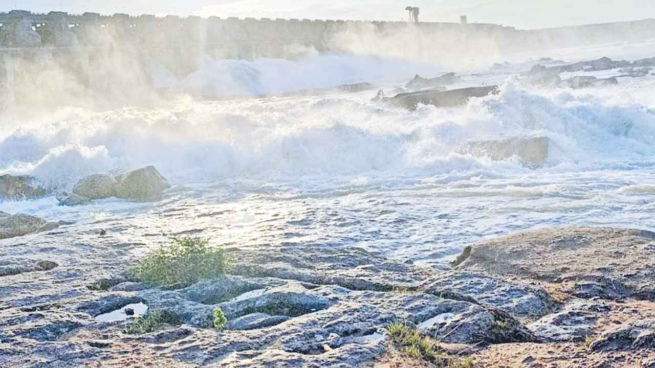 ఎస్సారెస్పీ 12 గేట్ల ఎత్తివేత