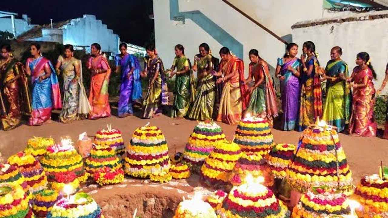 శ్రీ గౌరి నీ పూజ ఉయ్యాలో