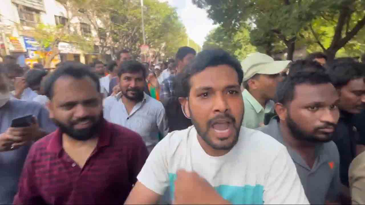 Group-1 Aspirants | మా ఓట్లతో గెలిచిన రేవంత్ రెడ్డి ఎక్కడ దాక్కున్నవ్.. సీఎంపై ఓ నిరుద్యోగి ఫైర్.. వీడియో