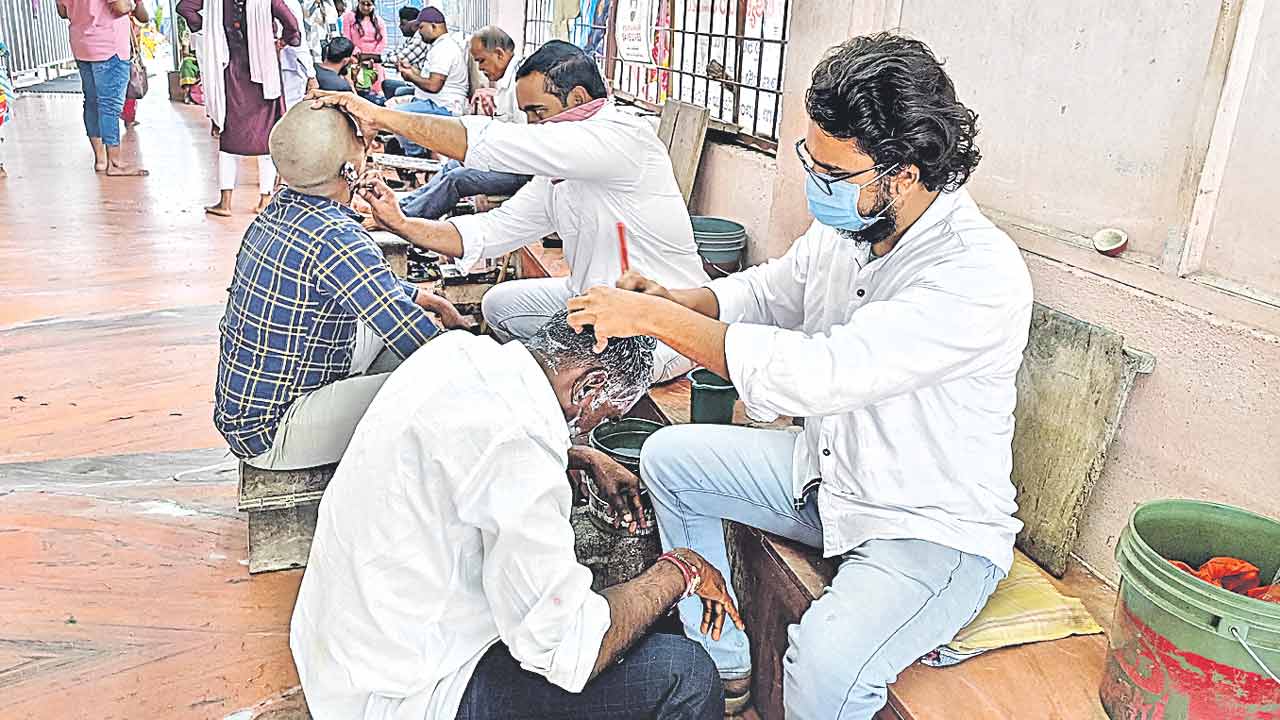 తలనీలాల కాంట్రాక్టర్పై క్రిమినల్ కేసు