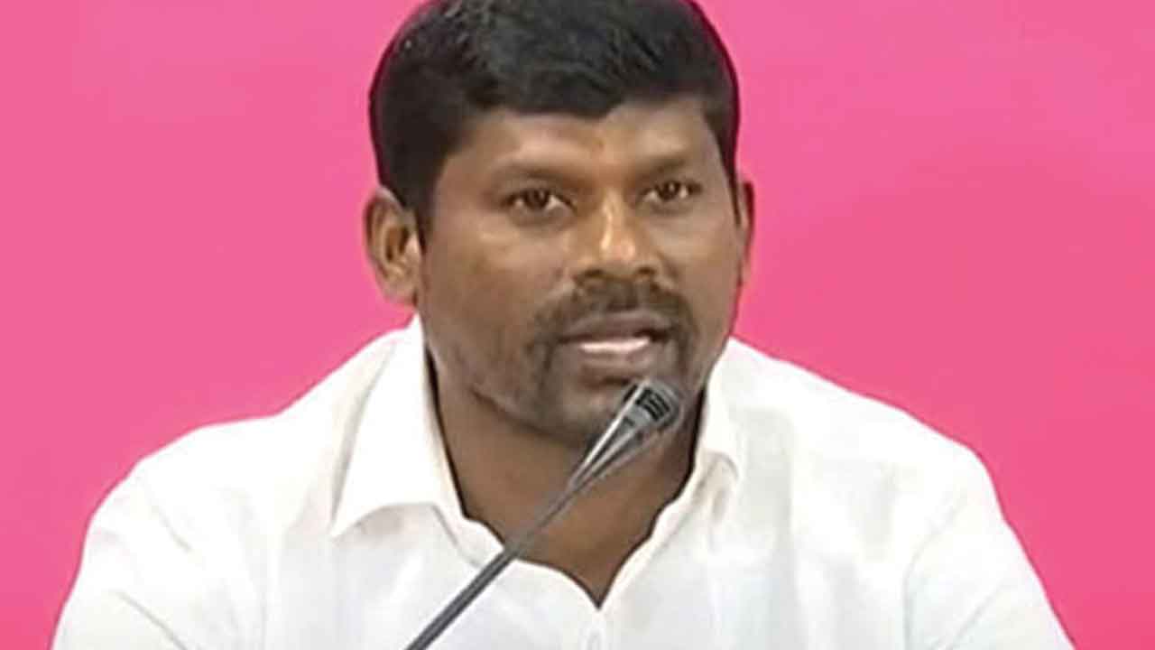 విద్యార్థులకు శిరోముండనం హేయం