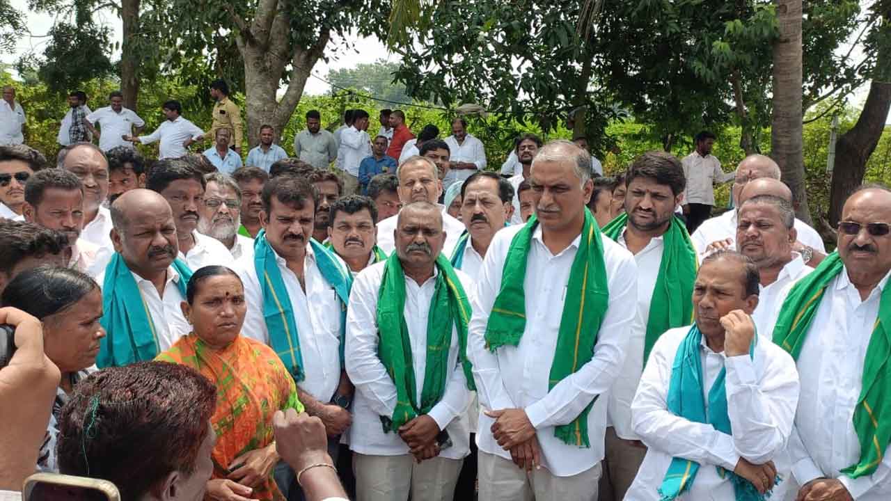 Harish Rao | ప్రాణాలు పోయినా భూములు ఇవ్వం.. హరీశ్ రావుతో ఫార్మాసిటీ బాధిత మహిళలు