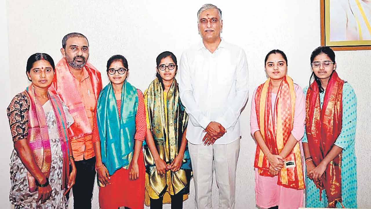 మెడికల్‌ విద్యార్థులకు హరీశ్‌రావు బాసట