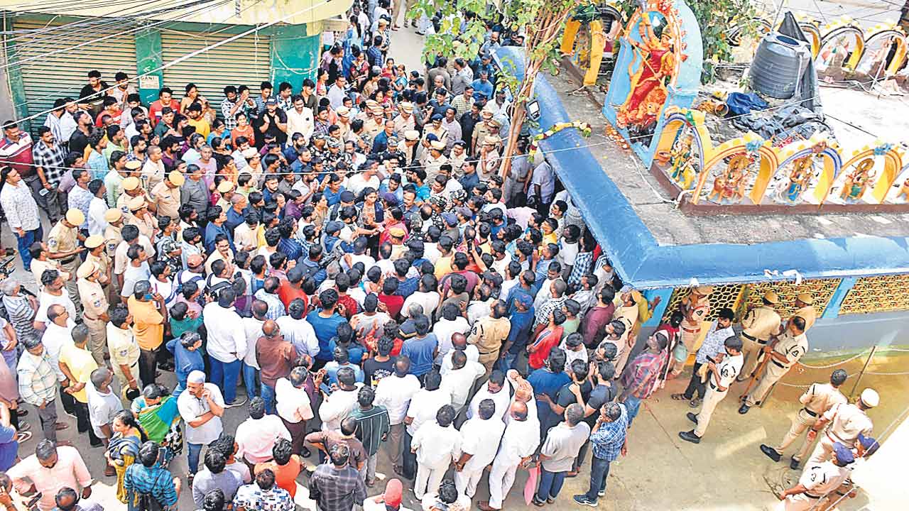 కమలనాథులు.. నోరుమెదపరేమీ?