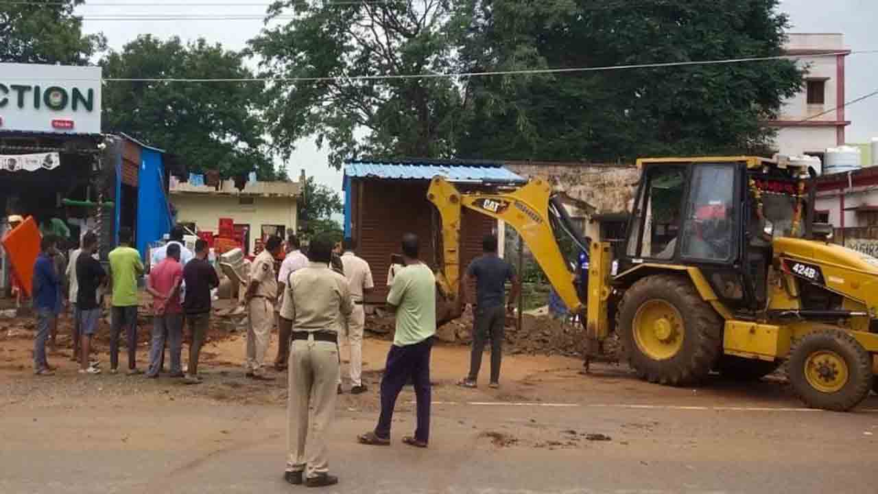 అక్రమ కట్టడాల కూల్చివేత