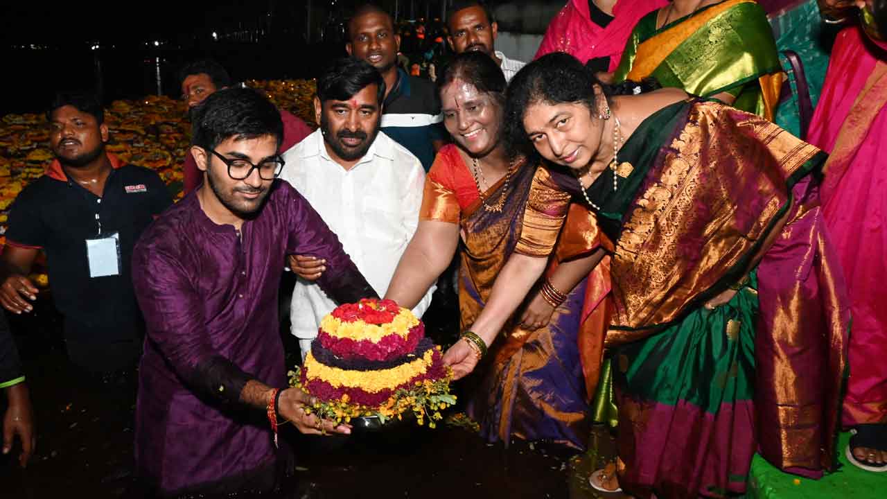 Saddula Bathukamma | పుడమి తల్లికి పూల శోభ.. ఊరూరా సద్దుల బతుకమ్మ సంబురం