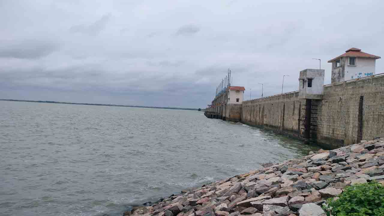 ప్రాజెక్టులకు నిలకడగా వరద