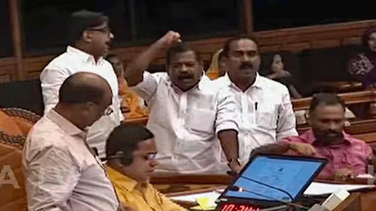 Kerala Assembly: సీఎం, ప్ర‌తిప‌క్ష నేత మ‌ధ్య వాగ్వాదం.. కేర‌ళ అసెంబ్లీ వాయిదా