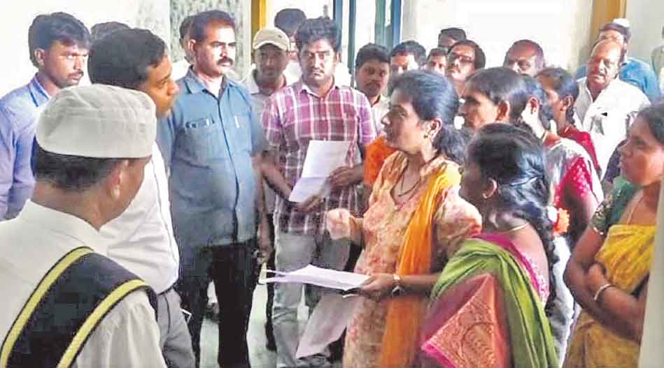 Bathukamma | ‘బతుకమ్మ’పై పోలీస్‌ జులుం.. భట్టి ఇలాకాలో బతుకమ్మకు అవమానం