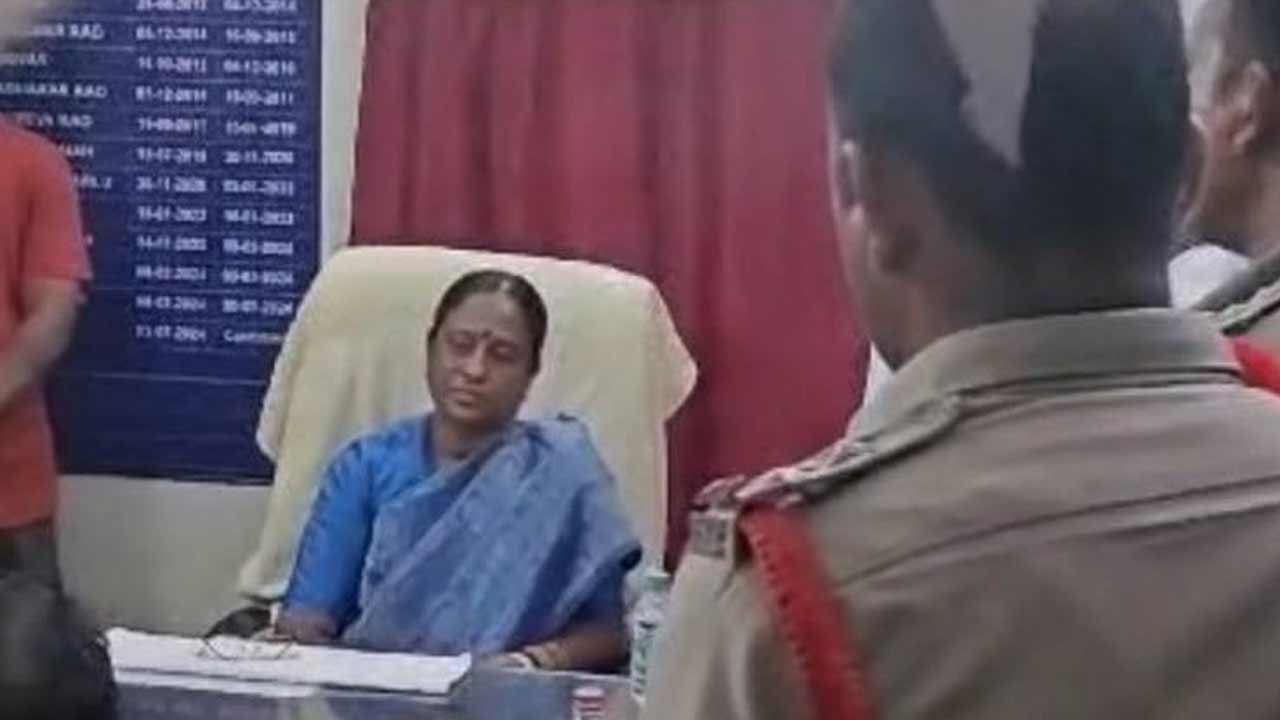Konda Surekha | మరో వివాదంలో మంత్రి కొండా సురేఖ.. ఎస్సై కుర్చీలో కూర్చొని పోలీసులకు వార్నింగ్‌
