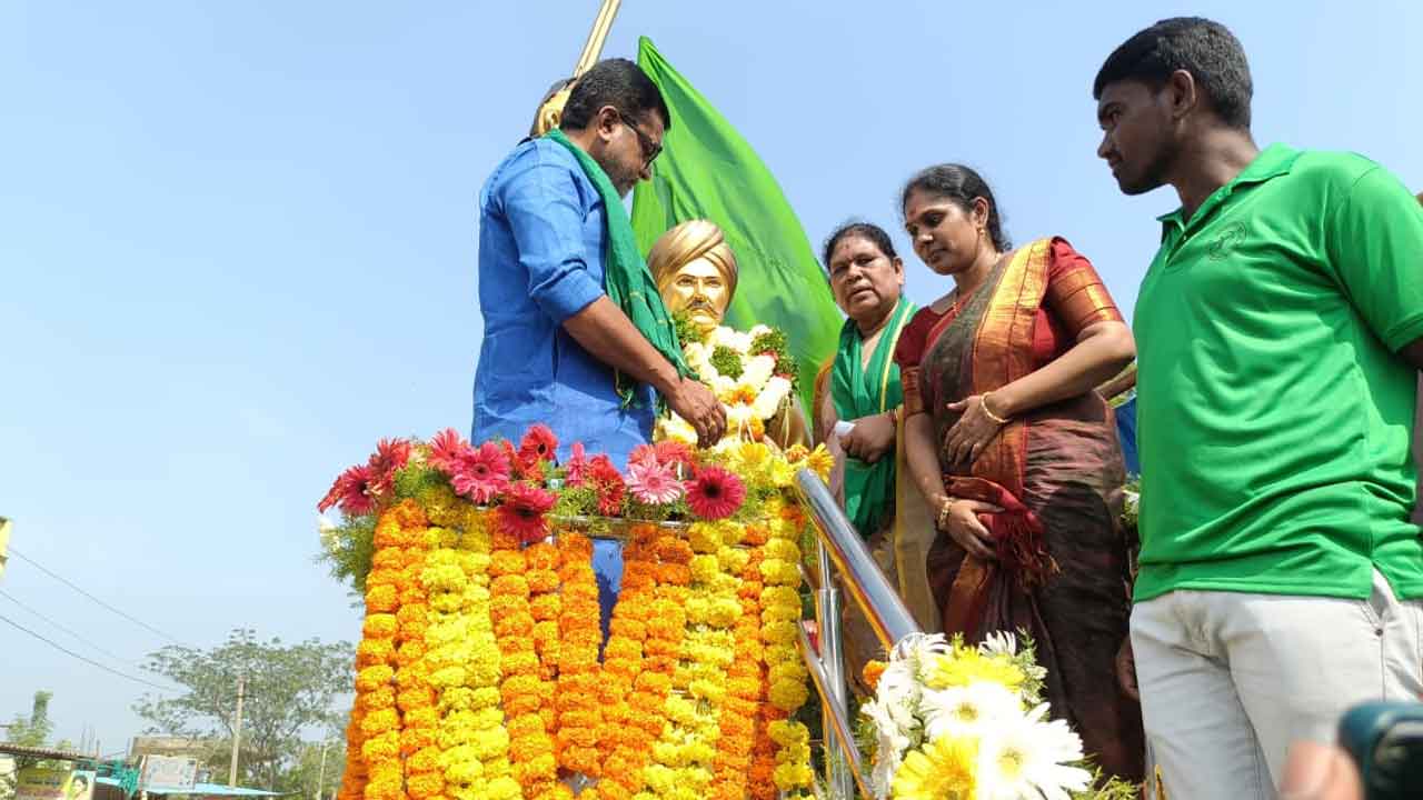 Kumram Bhim | కుమ్రం భీం విగ్రహావిష్కరణలో ఉద్రిక్తత.. బీఆర్‌ఎస్‌ నేతలను అడ్డుకున్న పోలీసులు