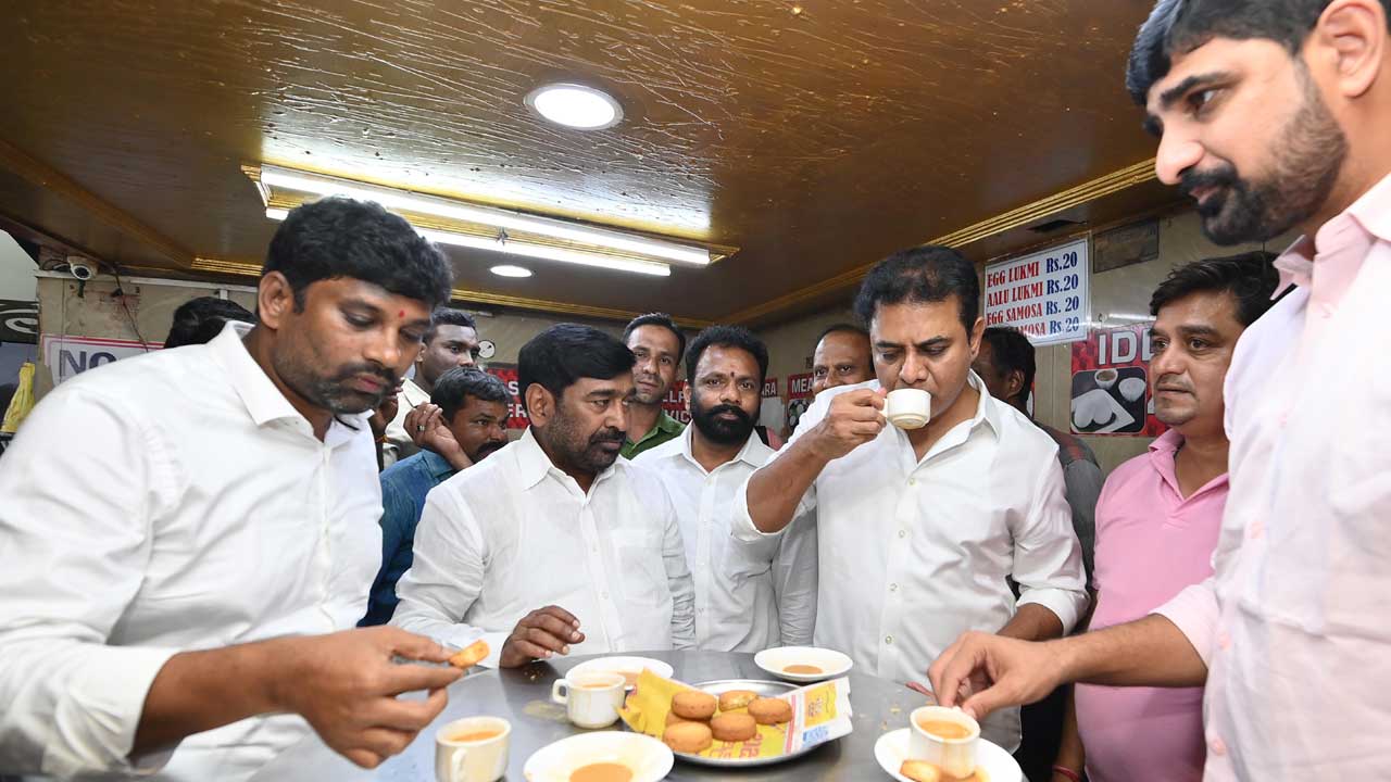 KTR | ఉస్మానియా బిస్కెట్.. ఇరానీ చాయ్‌.. నాంపల్లిలో కేటీఆర్‌ సందడి
