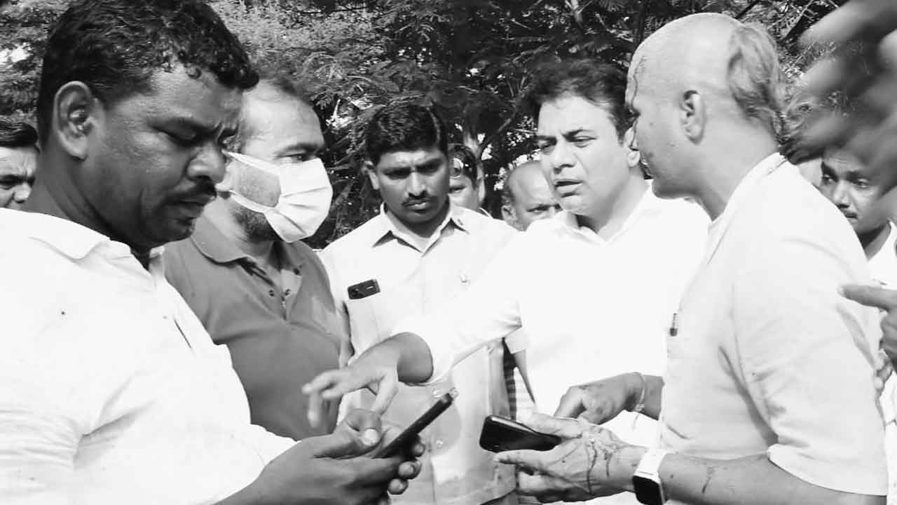 KTR | మరోసారి మానవత్వం చాటుకున్న కేటీఆర్ : వీడియో