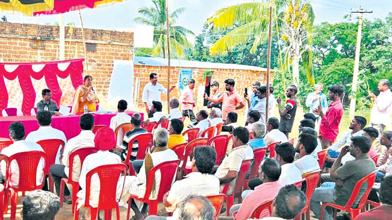 భూములకు బదులు భూమివ్వాలి