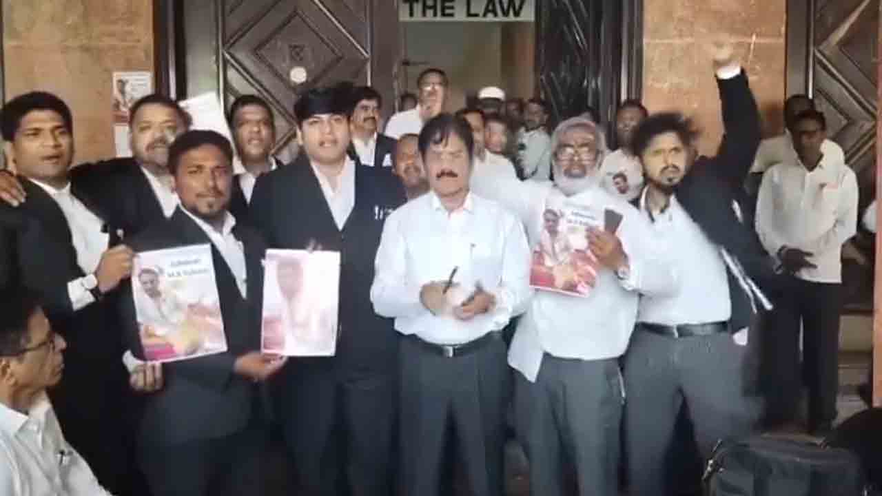 Hyderabad | లాయ‌ర్‌పై పోలీసుల దాడి..! డీజీపీ ఆఫీసు ముందు న్యాయ‌వాదుల బైఠాయింపు