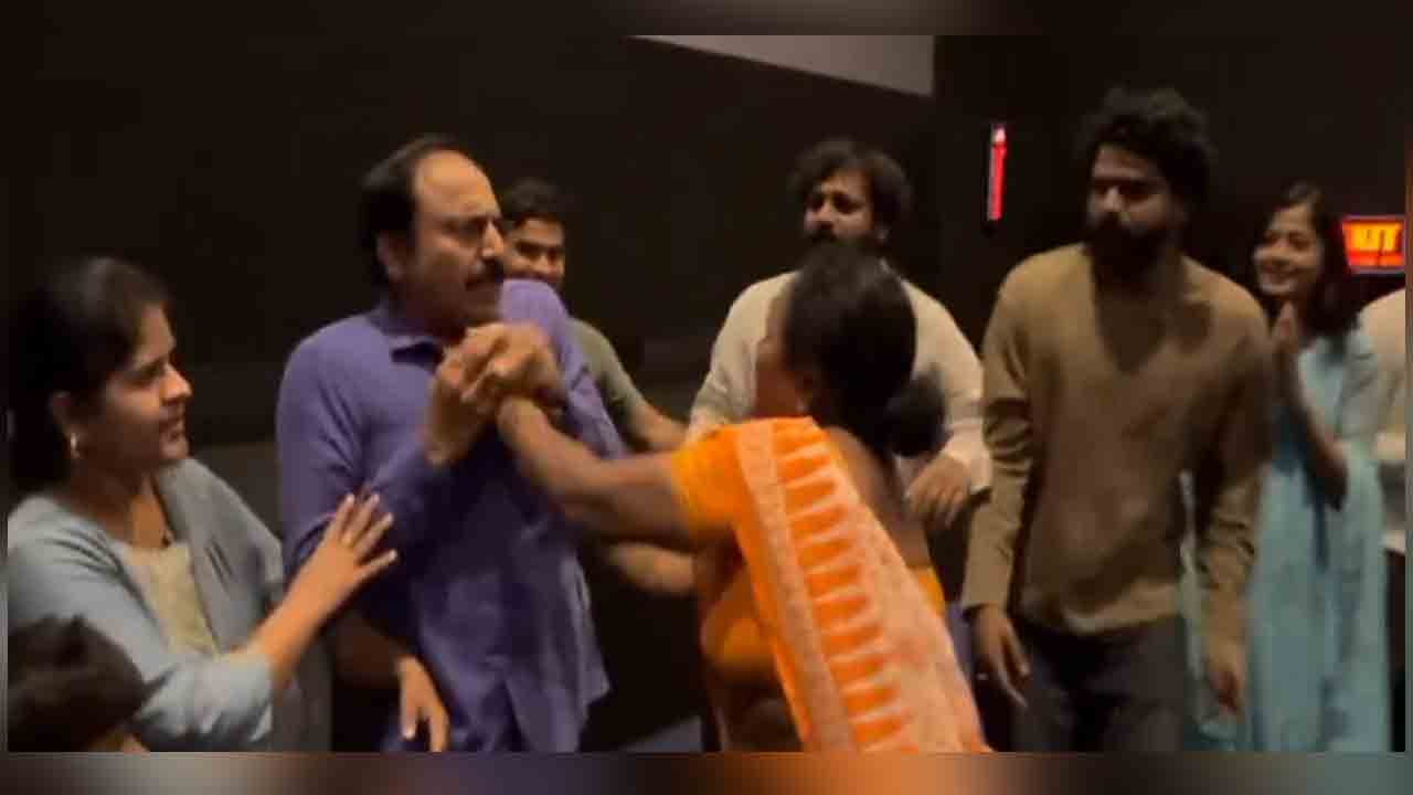 Love reddy | ప్రేమికుల‌ను విడదీస్తావా అంటూ ‘ల‌వ్ రెడ్డి’ న‌టుడిని చిత‌క‌బాదిన మ‌హిళ.. వీడియో వైర‌ల్