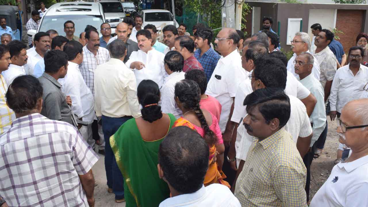 MLA Madhavaram | రోడ్డు పనులను వేగవంతం చేయాలి : ఎమ్మెల్యే మాధవరం