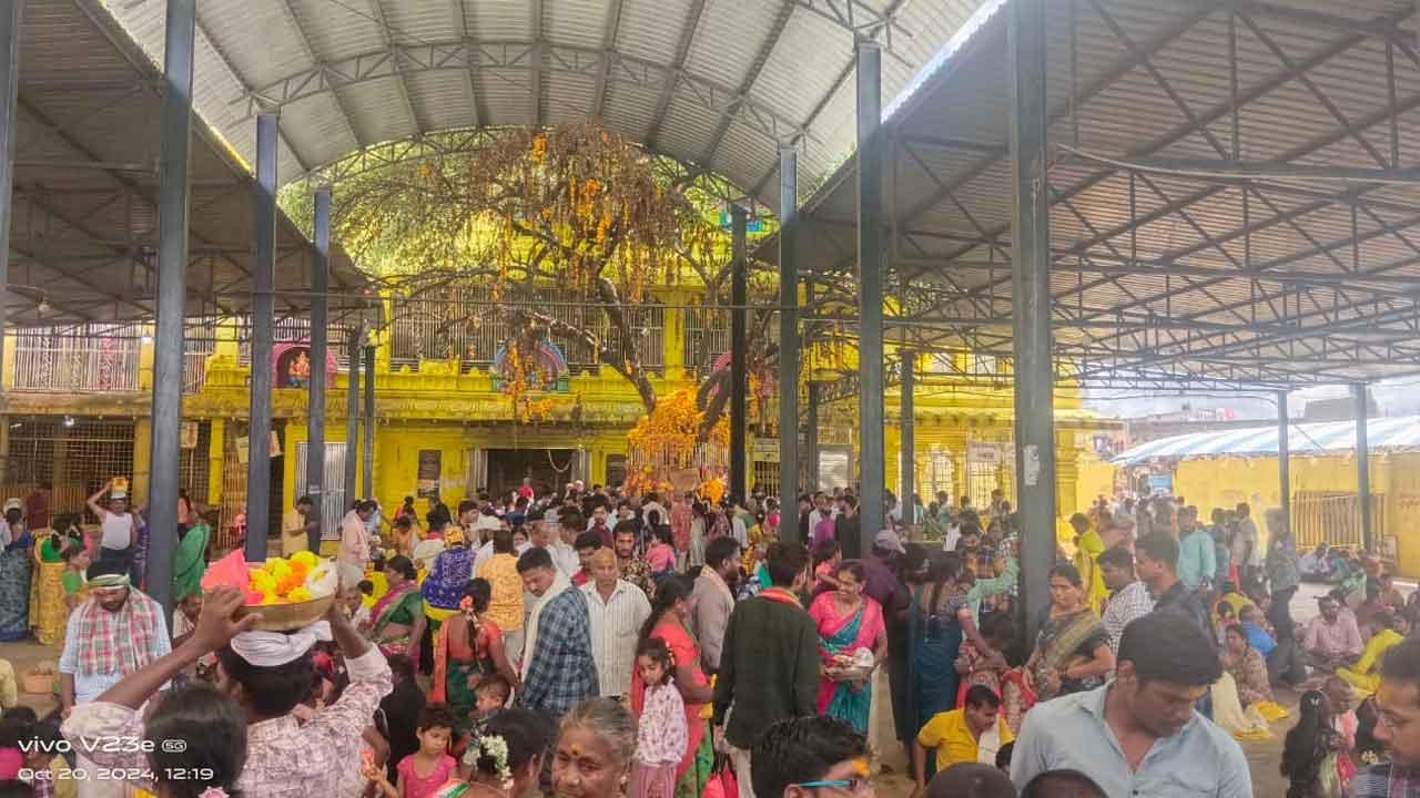 Mallanna temple | భక్తులతో కిటకిటలాడిన కొమురవెల్లి మల్లన్న ఆలయం