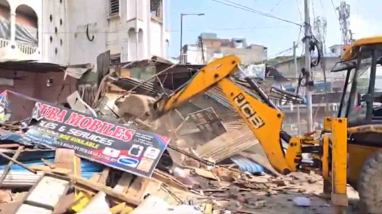 Nampally | మ‌ల్లేప‌ల్లి ఎక్స్ రోడ్డు వ‌ద్ద ఆరు దుకాణాలు కూల్చివేత‌..