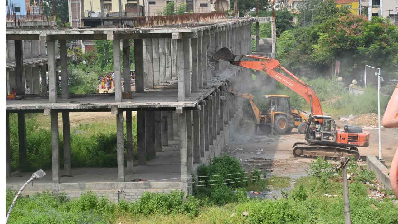 Manchiryala | మంచిర్యాలలో ఇంటిగ్రేటెడ్ మార్కెట్ కూల్చివేత