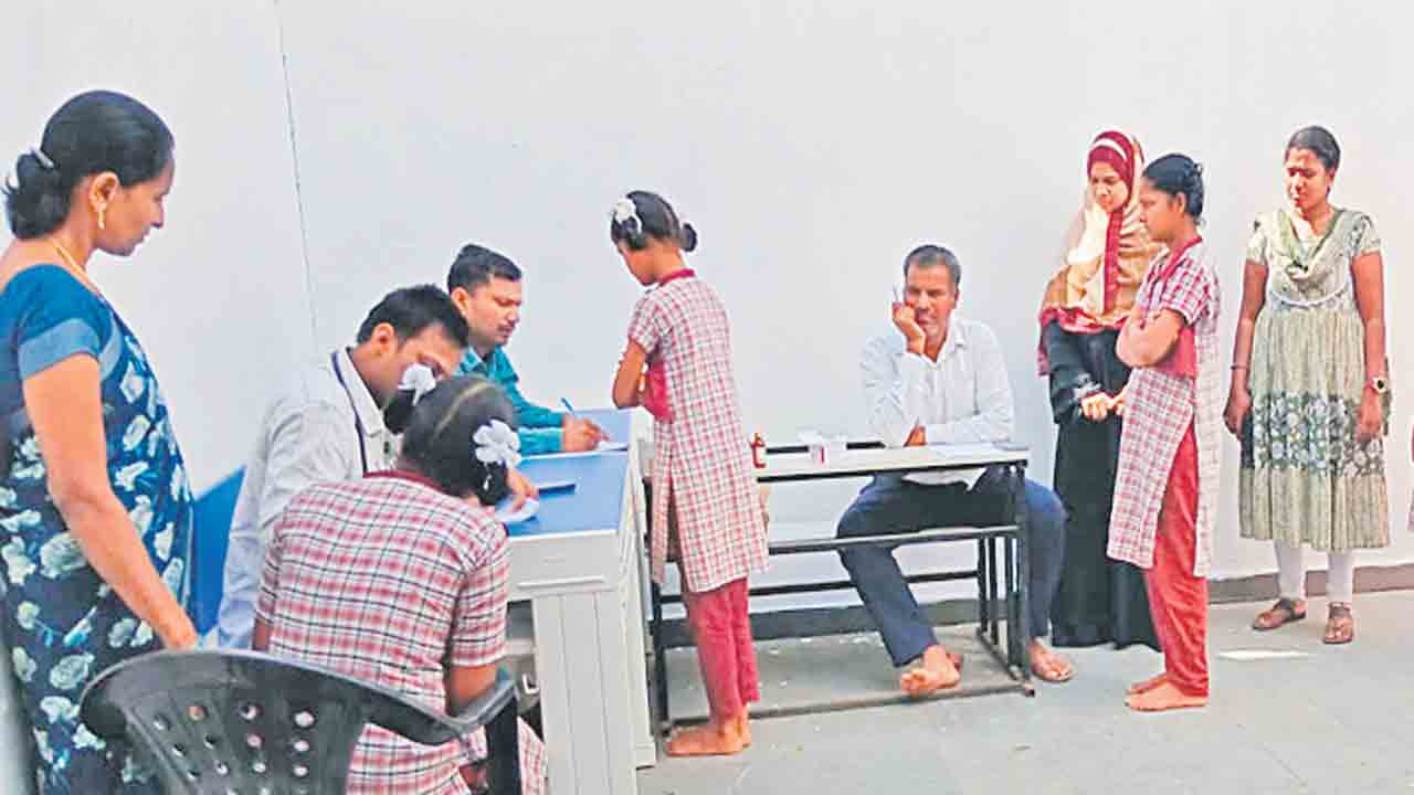 మరో ఇద్దరు విద్యార్థినులకు అస్వస్థత