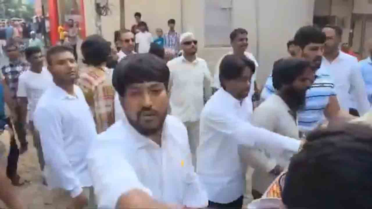 Congress vs MIM | నాంప‌ల్లిలో ఉద్రిక్త‌త‌.. కాంగ్రెస్, ఎంఐఎం నేత‌ల మ‌ధ్య రాళ్ల దాడి