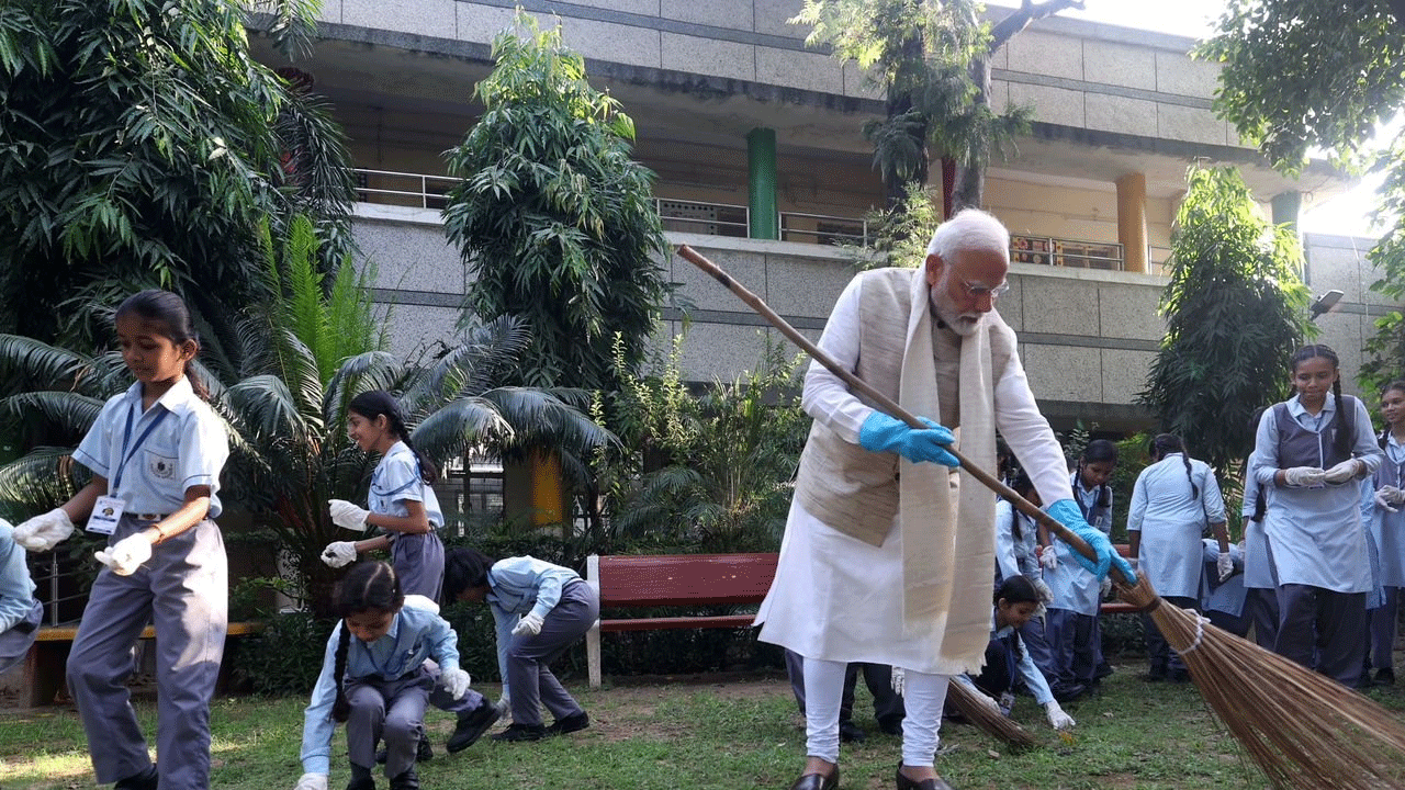 PM Modi: చీపురుప‌ట్టి ఊడ్చిన ప్ర‌ధాని మోదీ.. గాంధీ జ‌యంతి వేళ స్వ‌చ్ఛ‌త కార్య‌క్ర‌మం