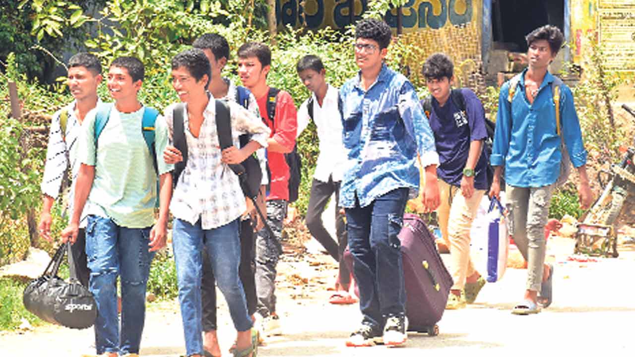 సెలవులొచ్చేశాయ్‌..