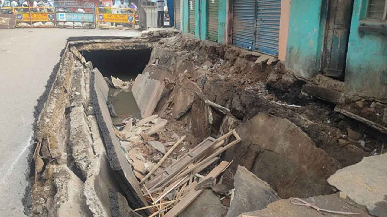 Goshamahal | గోషామహల్‌లో అర్ధరాత్రి భారీగా కుంగిన నాలా రోడ్డు