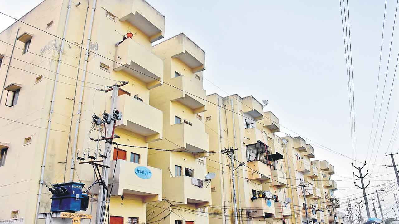 నందనవనం ఖాళీ చేయించండి