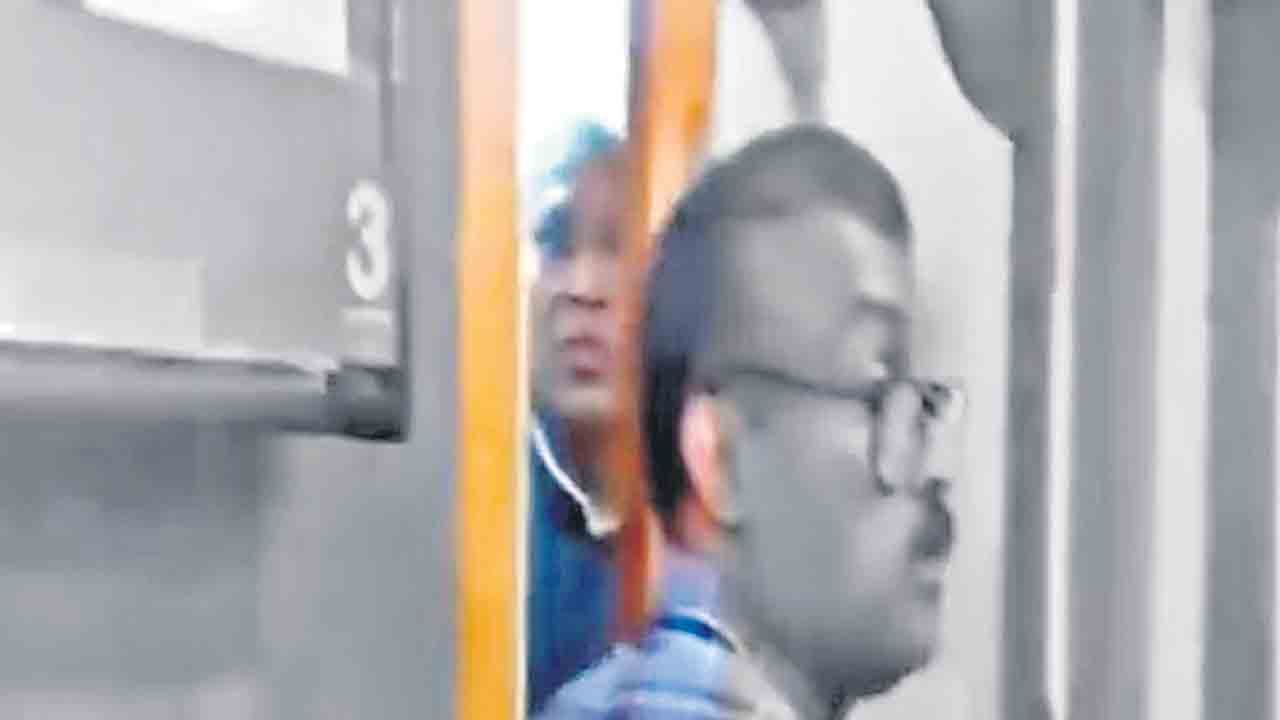 Mallikarjun Kharge | ప్రియాంక నామినేషన్‌ వేళ గది బయటే.. ఖర్గేకు తీవ్ర అవమానం!