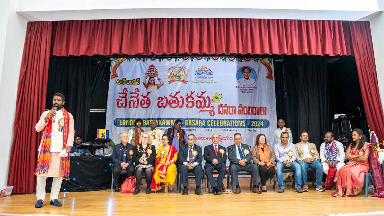 NRI | లండన్‌లో ఘనంగా చేనేత బతుకమ్మ సంబురాలు