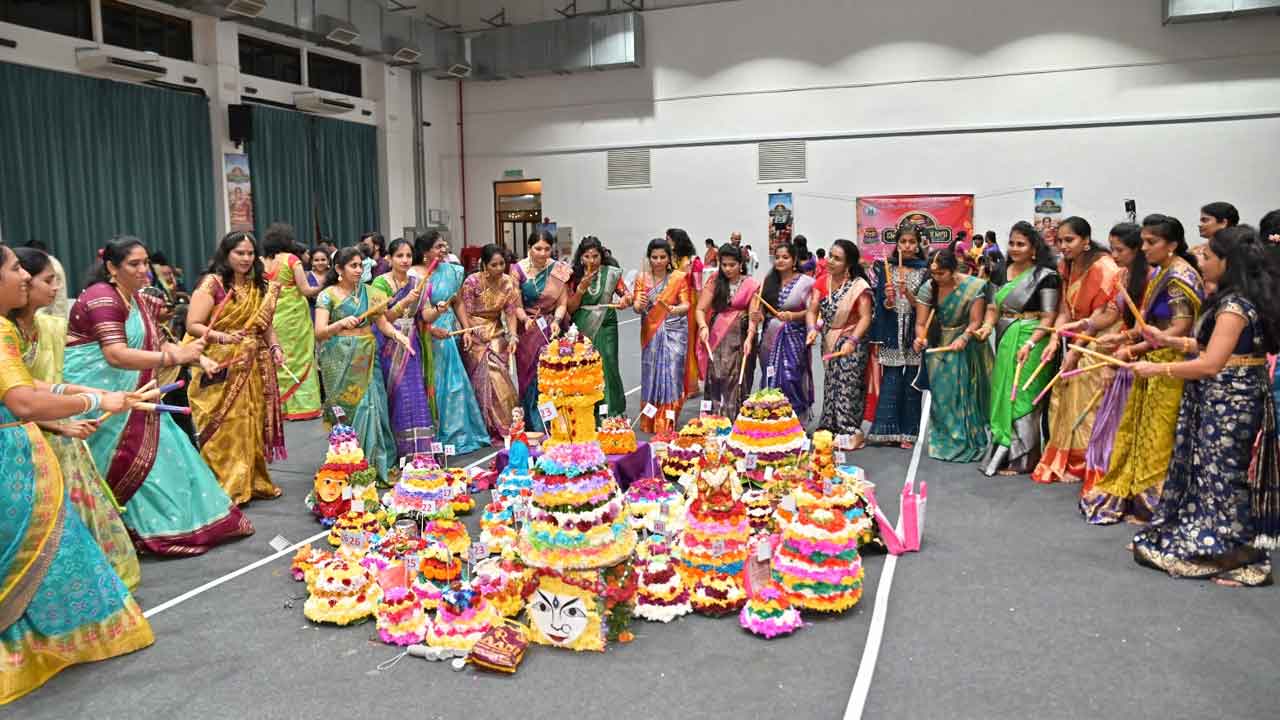 NRI | మలేషియాలో అంబరాన్నంటేలా బతుకమ్మ సంబురాలు